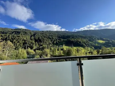 Ein allgemeiner Bergblick oder ein Berglick von des Ferienhauses aus