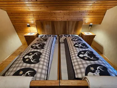 Ein Bett oder Betten in einem Zimmer der Unterkunft Der Alpenfrieden