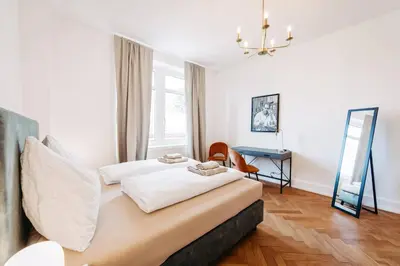 Ein Bett oder Betten in einem Zimmer der Unterkunft Elegante Altbauwohnung Bregenz am See
