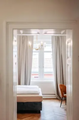Ein Bett oder Betten in einem Zimmer der Unterkunft Elegante Altbauwohnung Bregenz am See