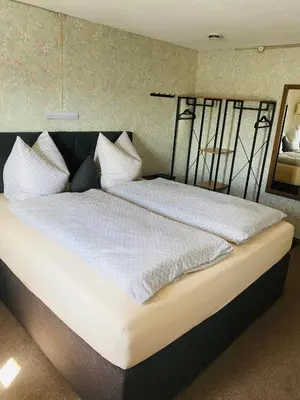 Ein Bett oder Betten in einem Zimmer der Unterkunft Gasthof goldener Adler Riefensberg
