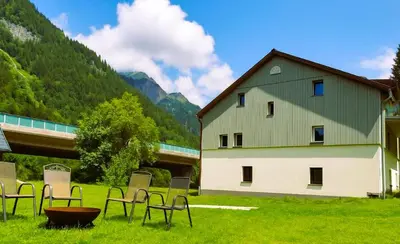 Ein allgemeiner Bergblick oder ein Berglick von des Ferienhauses aus