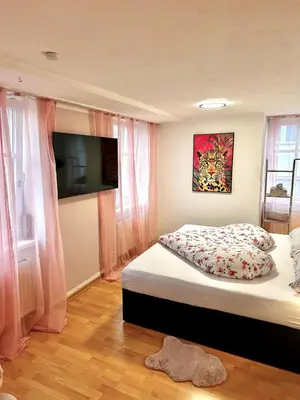 Ein Bett oder Betten in einem Zimmer der Unterkunft Pink Sissi Hideaway mit Seeblick
