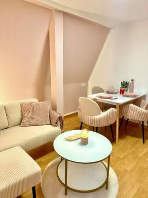 Ein Sitzbereich in der Unterkunft Pink Sissi Hideaway mit Seeblick