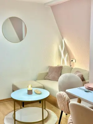 Ein Sitzbereich in der Unterkunft Pink Sissi Hideaway mit Seeblick