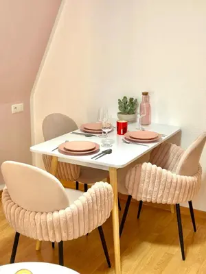 Ein Sitzbereich in der Unterkunft Pink Sissi Hideaway mit Seeblick