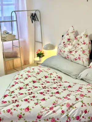 Ein Bett oder Betten in einem Zimmer der Unterkunft Pink Sissi Hideaway mit Seeblick