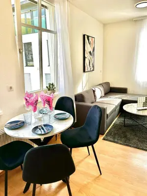 Ein Sitzbereich in der Unterkunft Ferienwohnung nur 1 min vom See
