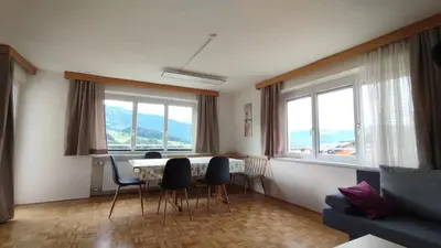 Ein Sitzbereich in der Unterkunft Panorama Ferienwohnung Lingenau