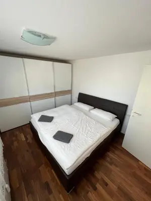 Ein Bett oder Betten in einem Zimmer der Unterkunft Modern apartment in a top location and free Parking