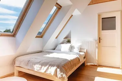 Ein Bett oder Betten in einem Zimmer der Unterkunft Zentraler Charme im historischen Dachgeschoss