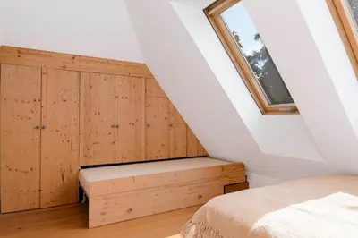 Ein Bett oder Betten in einem Zimmer der Unterkunft Zentraler Charme im historischen Dachgeschoss
