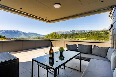 Ein allgemeiner Bergblick oder ein Berglick von der Ferienwohnung aus