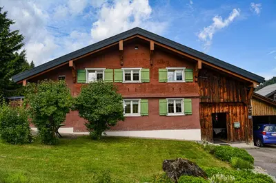 Das Gebäude in dem sich das Ferienhaus befindet