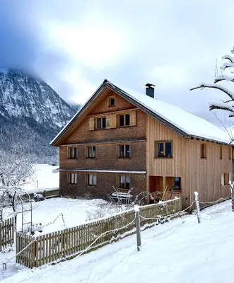 Carpenters House in historic village im Winter