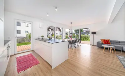 Ein Sitzbereich in der Unterkunft Moderner Bungalow in Seenähe