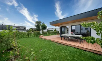 Ein Garten an der Unterkunft Moderner Bungalow in Seenähe