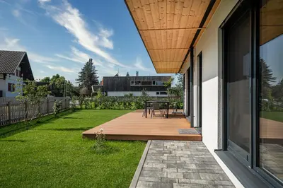 Ein Garten an der Unterkunft Moderner Bungalow in Seenähe
