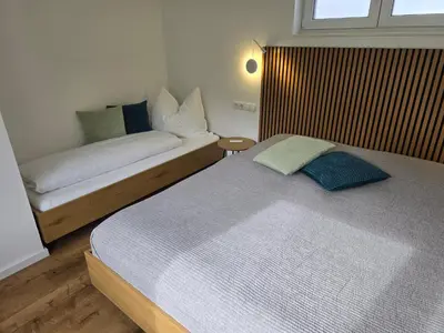 Ein Bett oder Betten in einem Zimmer der Unterkunft Ländle Lodge, Ferienwohnung nahe Bregenz, Lindau und Bodensee