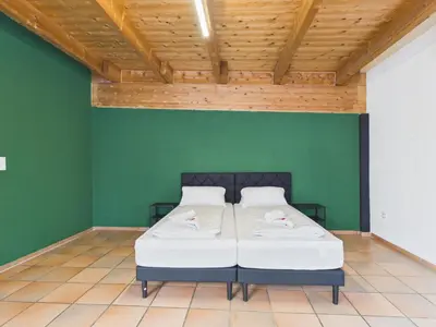 Ein Bett oder Betten in einem Zimmer der Unterkunft CROWN LIVING Babylon Studios Lustenau - Studios nahe Messe und Schweizer Grenze, WLAN, kostenloser Parkplatz, Self Check-in, ideal für Geschäftsreisende und Feriengäste