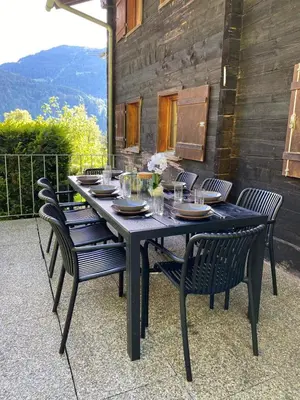 Ein allgemeiner Bergblick oder ein Berglick von des Ferienhauses aus