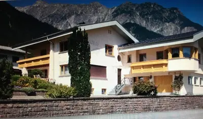 Ein allgemeiner Bergblick oder ein Berglick von des Privatzimmers aus