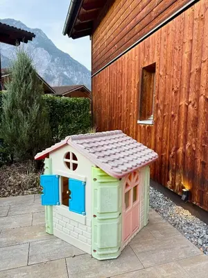 Ein allgemeiner Bergblick oder ein Berglick von des Ferienhauses aus