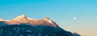 Ein allgemeiner Bergblick oder ein Berglick von des Ferienhauses aus