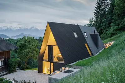Ein allgemeiner Bergblick oder ein Berglick von des Ferienhauses aus