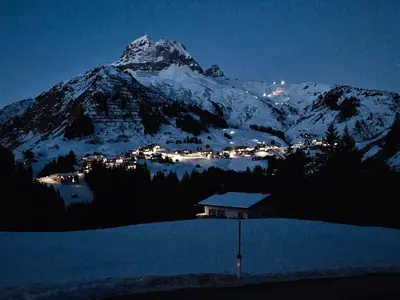 Ein allgemeiner Bergblick oder ein Berglick von der Pension aus