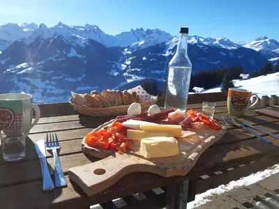 Ein allgemeiner Bergblick oder ein Berglick von des Ferienhauses aus