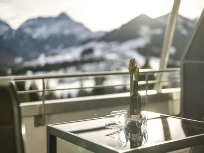 Ein allgemeiner Bergblick oder ein Berglick von des Ferienhauses aus