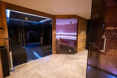 Ein Badezimmer in der Unterkunft Chalet Alpha LUXURY Spa