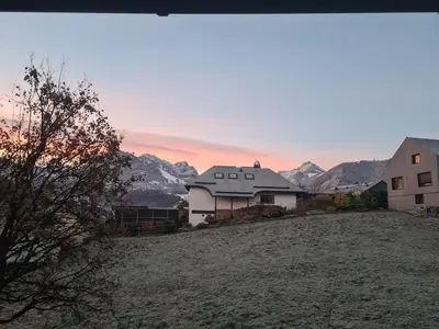 Ein allgemeiner Bergblick oder ein Berglick von der Ferienwohnung aus