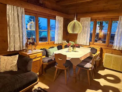 Ein Sitzbereich in der Unterkunft Ferienwohnungen im Blockhaus Metzler
