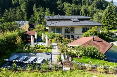 Ein Garten an der Unterkunft Boutiquehotel Bergvilla Am Fuße der Alpen