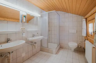 Ein Badezimmer in der Unterkunft Lari Fari