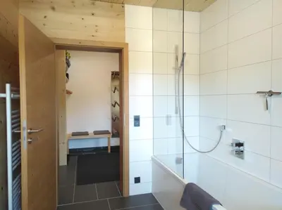 Ein Badezimmer in der Unterkunft Walser Berg Chalets