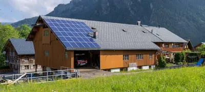 Ein allgemeiner Bergblick oder ein Berglick von des Bauernhofs aus