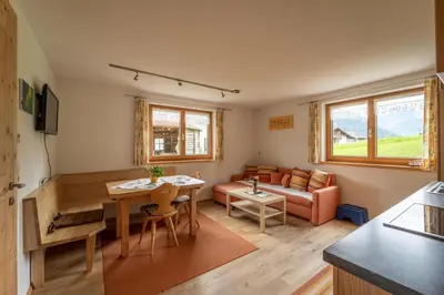 Ein Sitzbereich in der Unterkunft Forsthaus Schoppernau