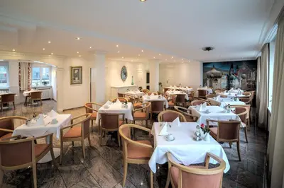 Ein Restaurant oder anderes Speiselokal in der Unterkunft Hotel Central