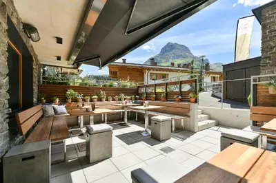 Ein allgemeiner Bergblick oder ein Berglick von des Aparthotels aus