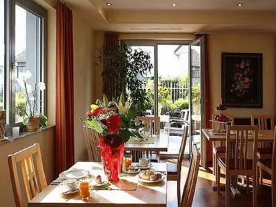 Ein Restaurant oder anderes Speiselokal in der Unterkunft Das smarte Hotel garni