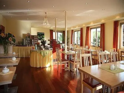 Ein Restaurant oder anderes Speiselokal in der Unterkunft Das smarte Hotel garni