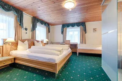 Ein Bett oder Betten in einem Zimmer der Unterkunft Walch's Camping & Landhaus