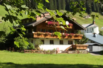 Ein Garten an der Unterkunft Haus Derra