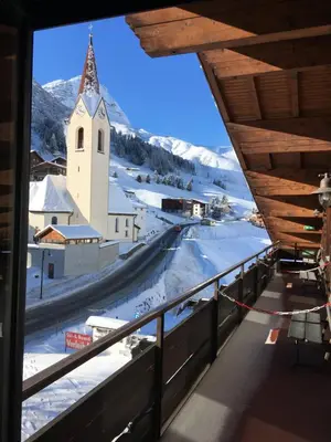 Ein allgemeiner Bergblick oder ein Berglick von des Hotels aus