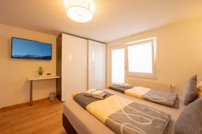 Ein Bett oder Betten in einem Zimmer der Unterkunft Ferienwohnung - Bergblick - Vandans