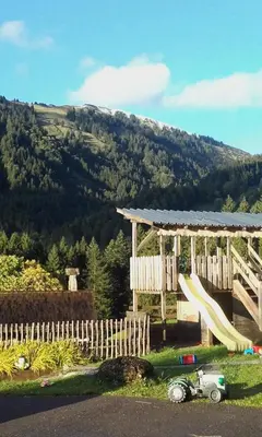 Ein allgemeiner Bergblick oder ein Berglick von des Bauernhofs aus
