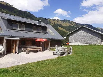 Ein allgemeiner Bergblick oder ein Berglick von der Ferienwohnung aus